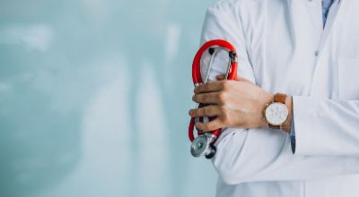 giovane-medico-bello-un-abito-medico-con-lo-stetoscopio