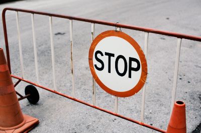 recinzione-di-barriera-mobile-acciaio-con-segnale-di-stop