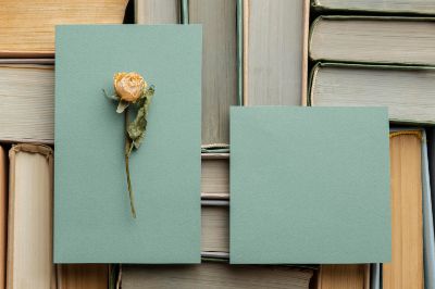 composizione-creativa-con-libri-diversi