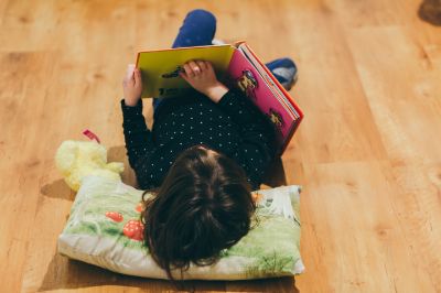 ragazza-irriconoscibile-che-legge-il-libro-del-giocattolo