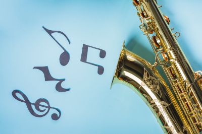 sassofoni-dorati-con-note-musicali-su-sfondo-blu