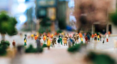 le-persone-piccole-o-piccole-camminano-su-molte-strade