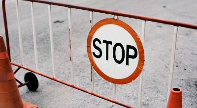 recinzione-di-barriera-mobile-acciaio-con-segnale-di-stop
