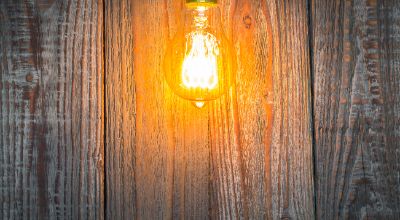fondo-legno-con-lampadina-illuminata